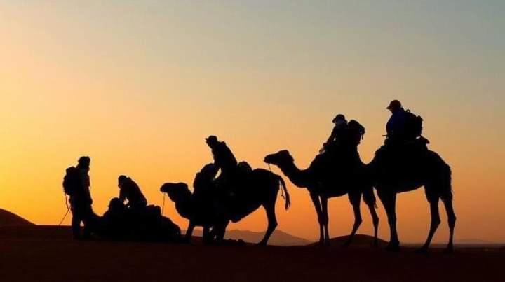 Pueblo Touareg - Private Tents Merzouga Bagian luar foto